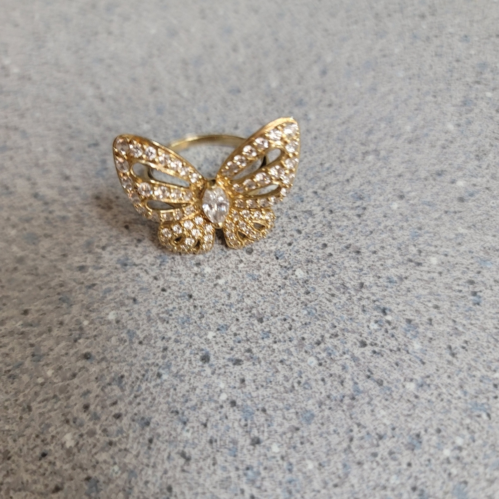 10kt or 14kt gold cant see stamp well enough...its beautiful worn once ...czs